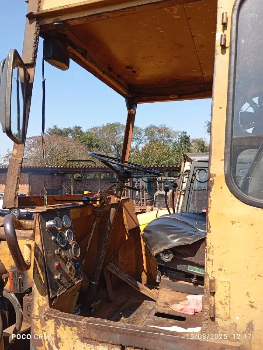 LOTE 003 - Máquina pesada Pá-carregadeira Michegan 55, sem ano identificado.