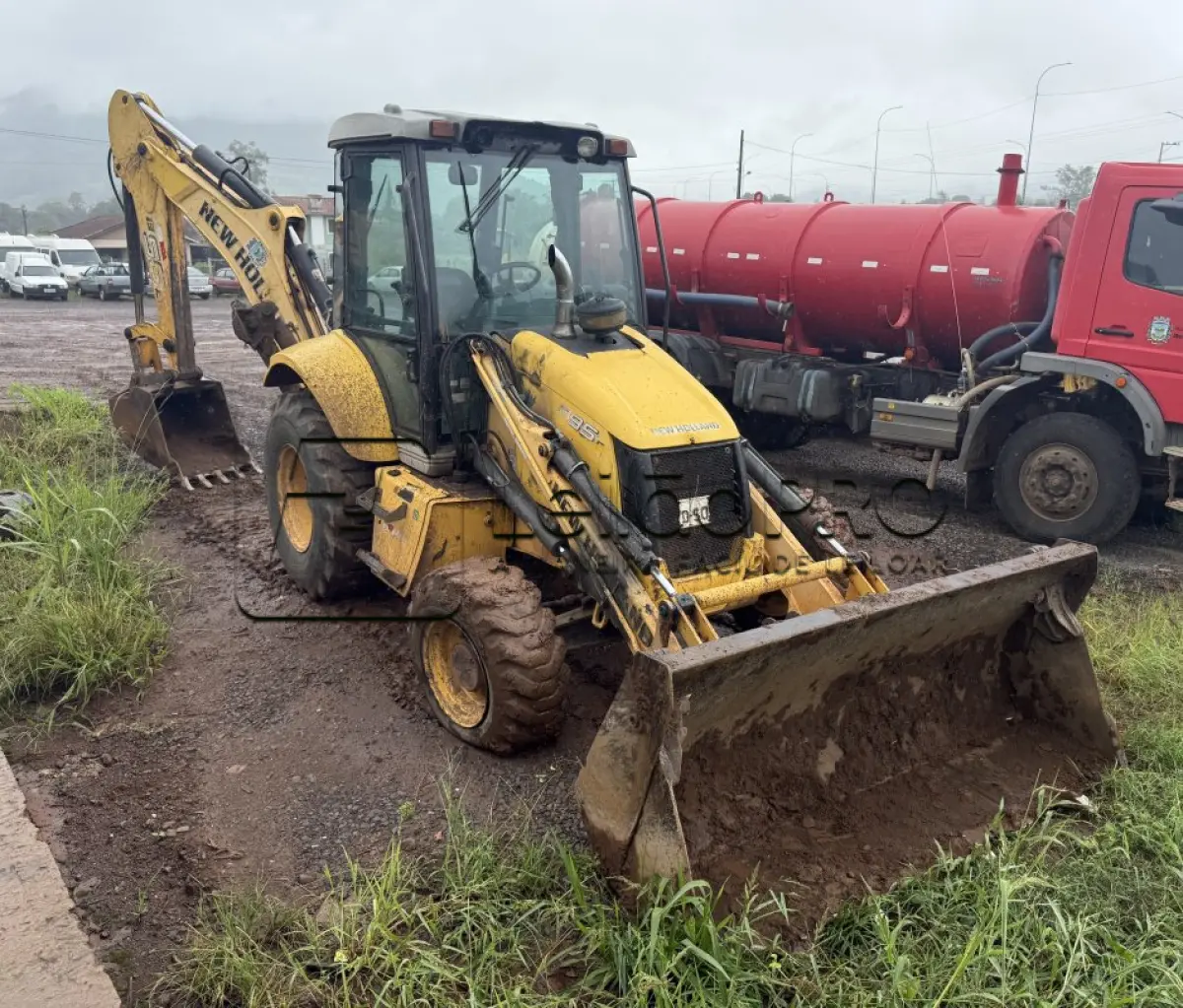 LOTE 002 - RETROESCAVADEIRA MR/NEWHOLLAND TLB B95B1, CABINE FECHADA,  ANO 2017/2017.