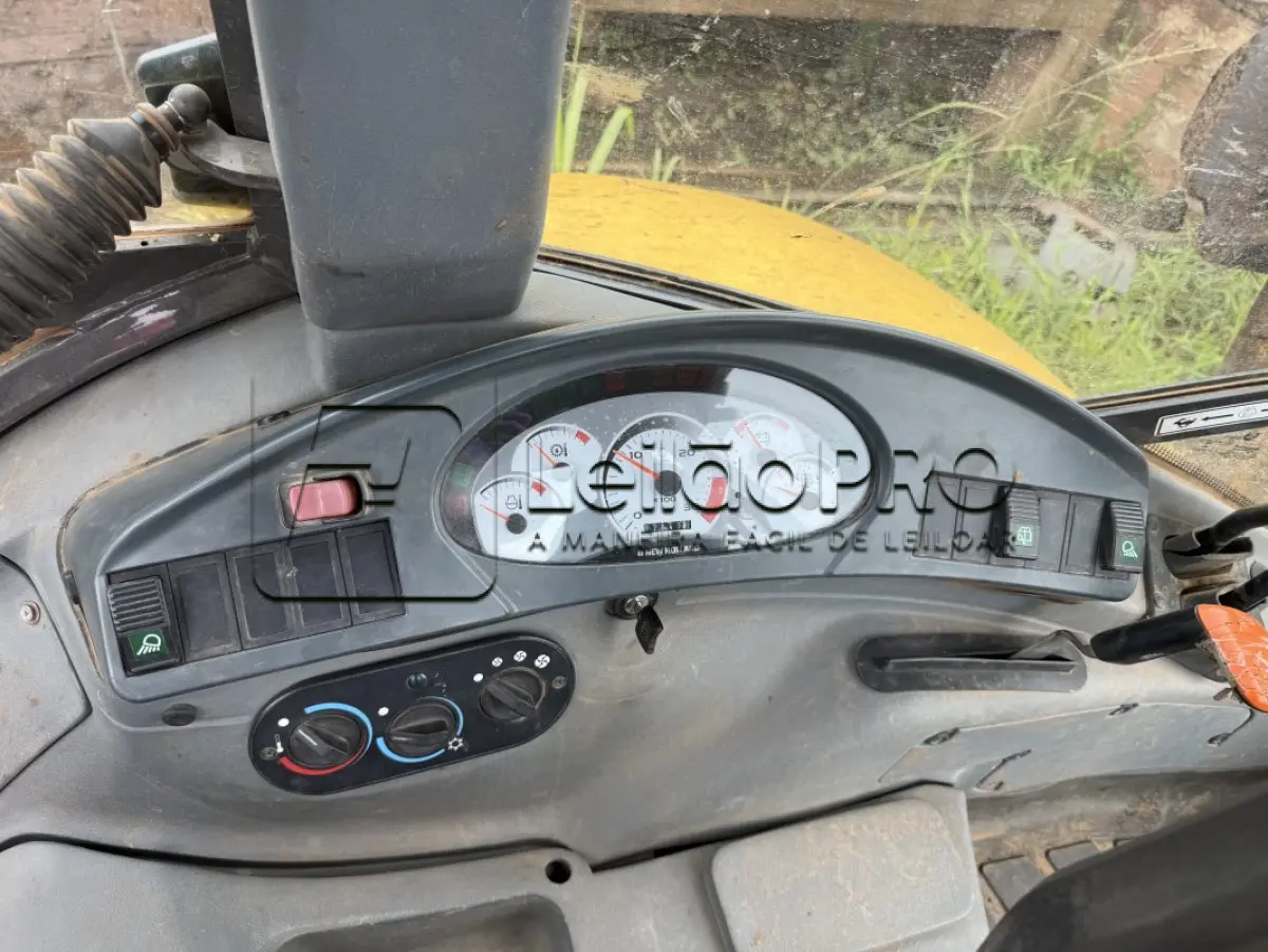 LOTE 002 - RETROESCAVADEIRA MR/NEWHOLLAND TLB B95B1, CABINE FECHADA,  ANO 2017/2017.