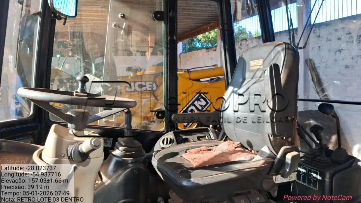 LOTE 002 - Máquina pesada Retroescavadeira Randon 4x4 RD 406 Nº 01 GABINADA ANO 2015.