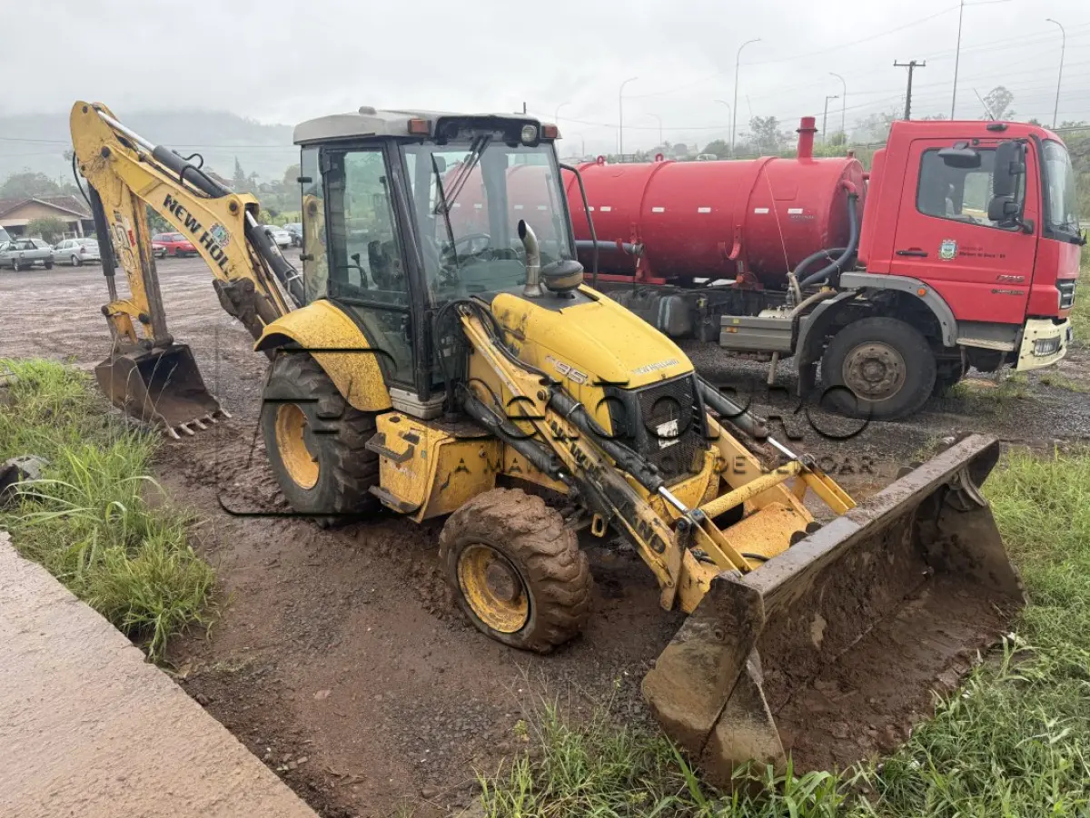 LOTE 002 - RETROESCAVADEIRA MR/NEWHOLLAND TLB B95B1, CABINE FECHADA,  ANO 2017/2017.
