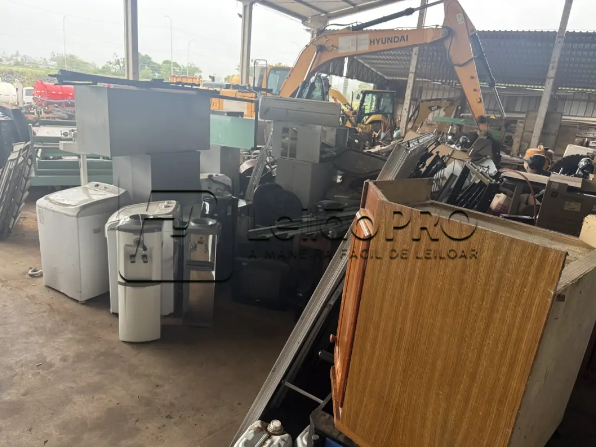 LOTE 012 - SUCATAS DIVERSAS (ELETRÔNICOS, FERROS, MOBILIÁRIOS, MATERIAS MÉDICO-HOSPITALAR, JANELAS, PORTAS)