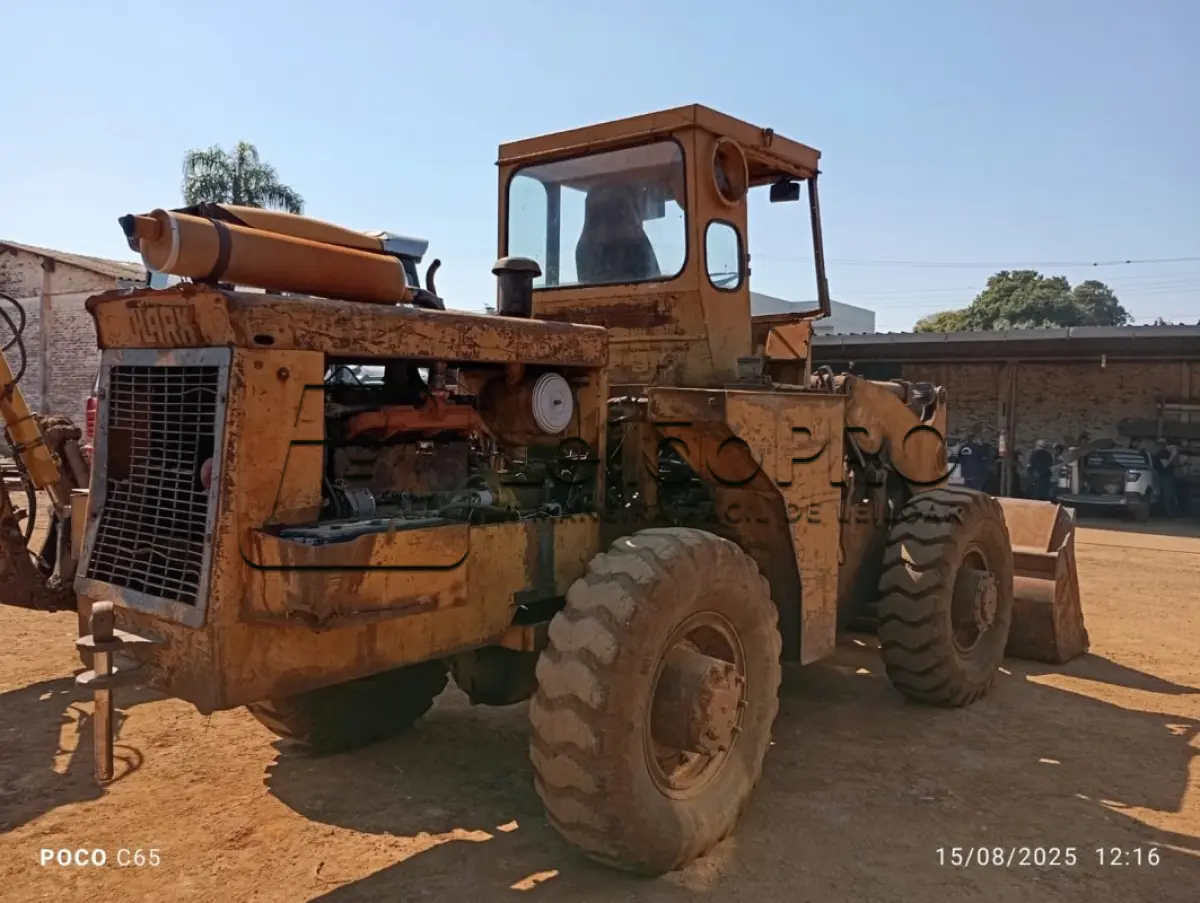 LOTE 003 - Máquina pesada Pá-carregadeira Michegan 55, sem ano identificado.