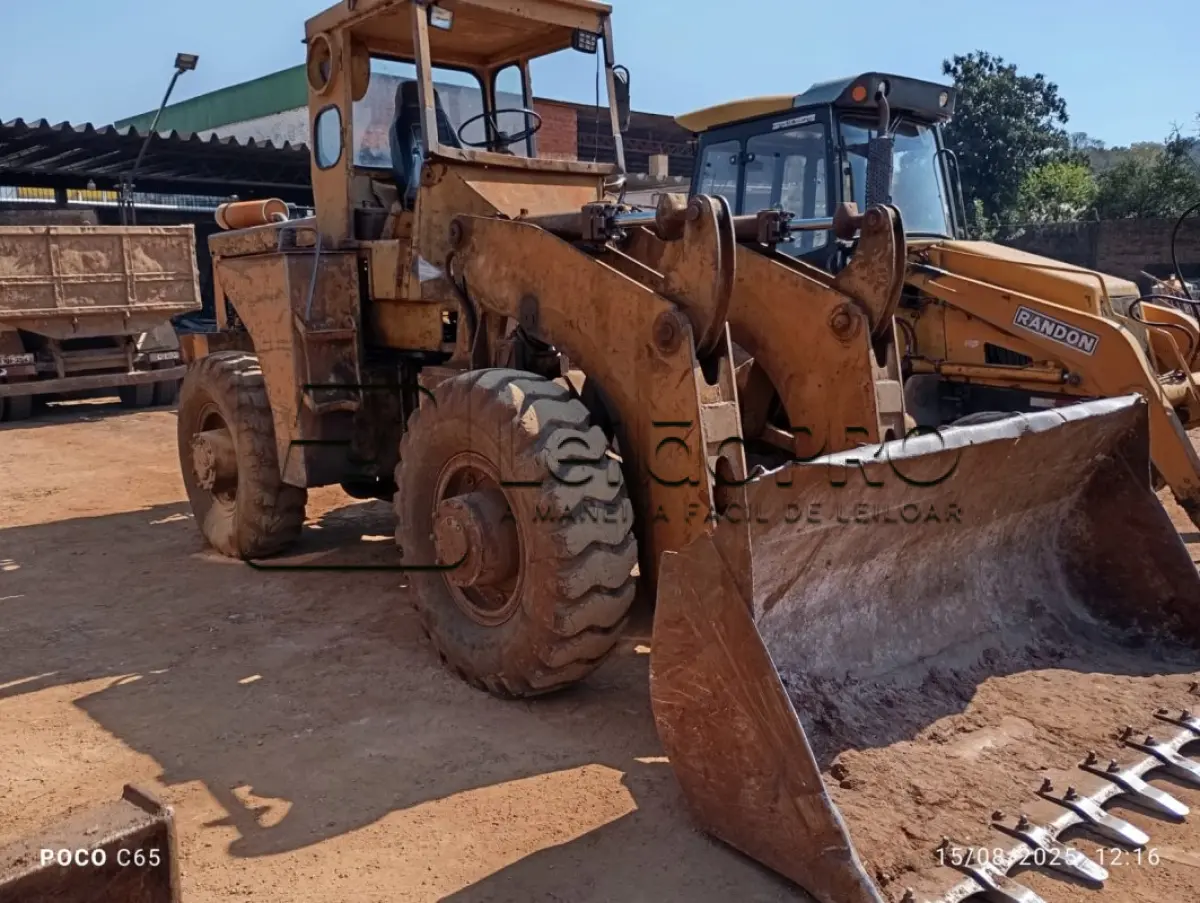 LOTE 003 - Máquina pesada Pá-carregadeira Michegan 55, sem ano identificado.