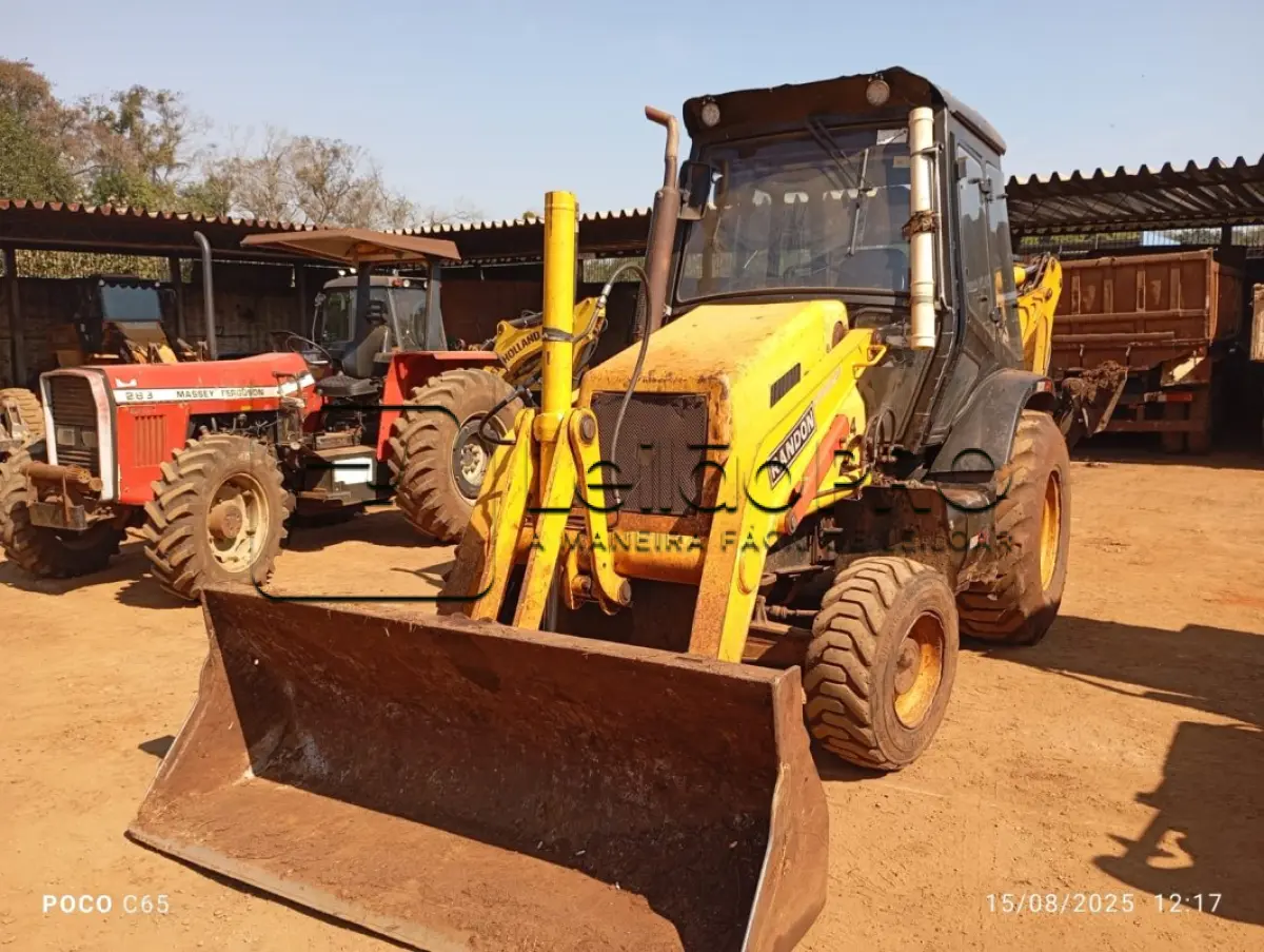 LOTE 001 - Máquina pesada Retroescavadeira Randon 4x4 RD 406 Nº 12 GABINADA ANO 2017.