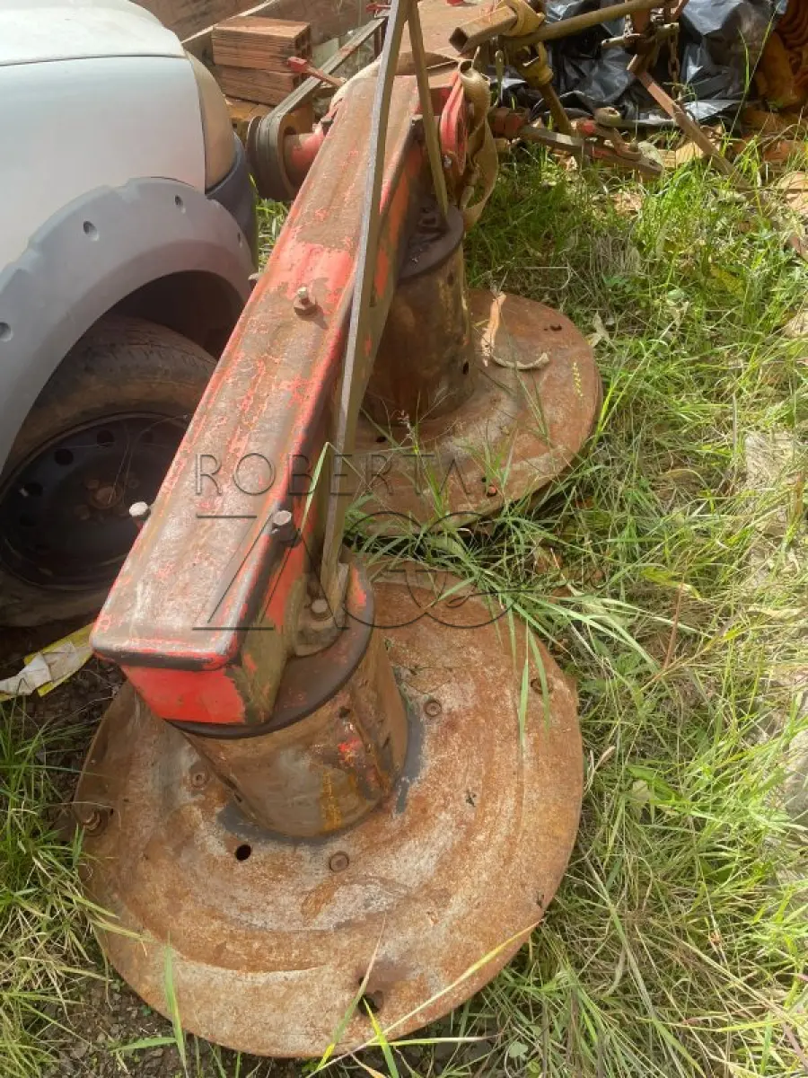 LOTE 008 - UMA SEGADEIRA DE DISCO ACOPLADA NO TRATOR.