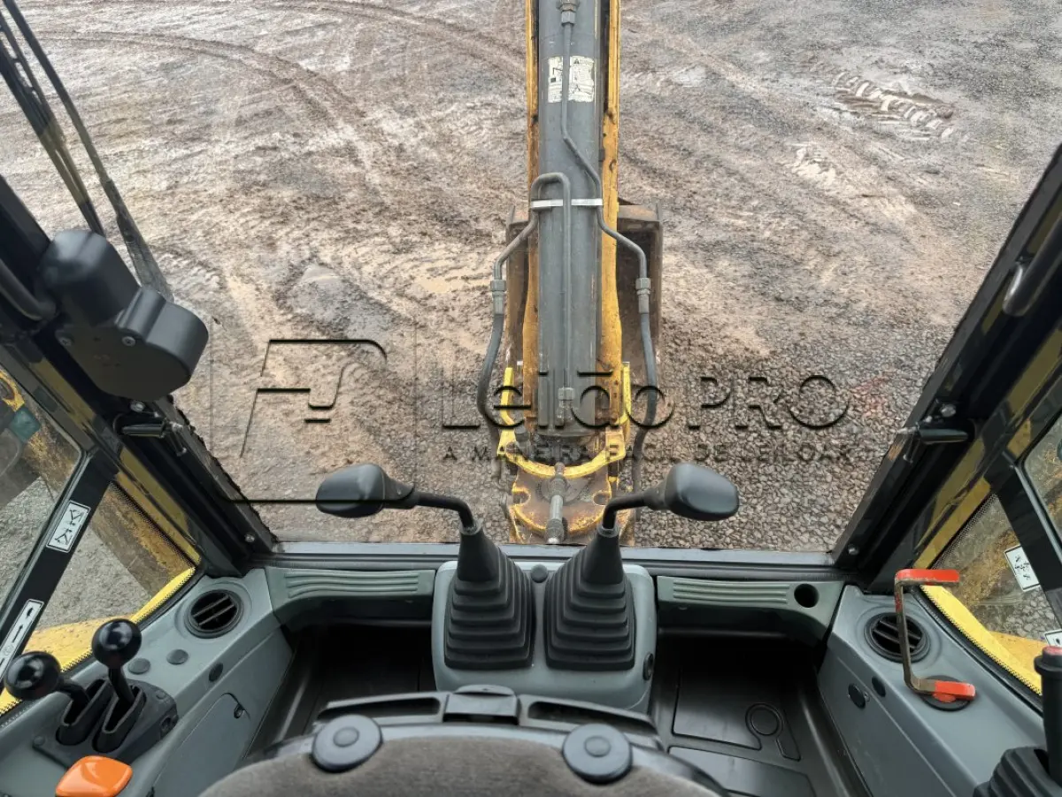 LOTE 003 - RETROESCAVADEIRA MR/NEWHOLLAND TLB B95B1, CABINE FECHADA, ANO 2017/2017.