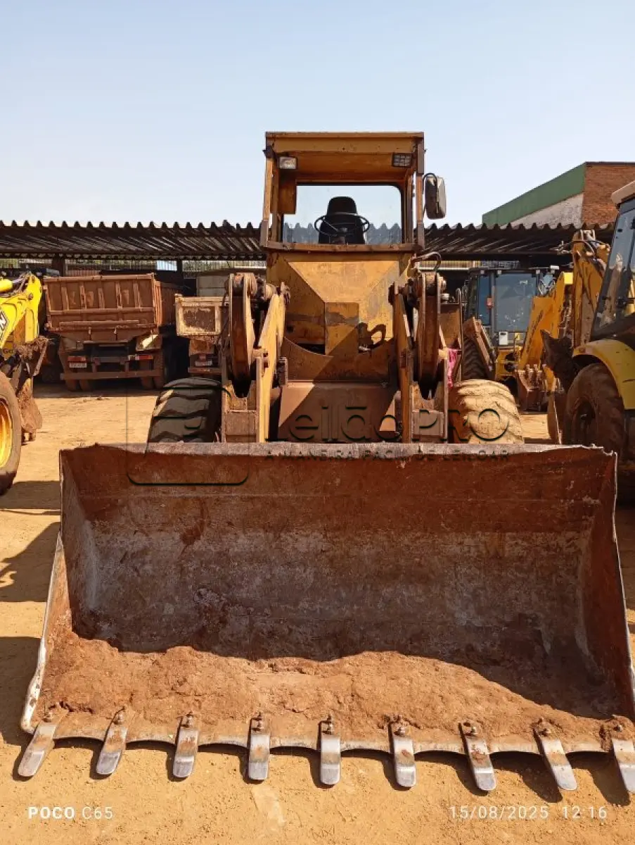 LOTE 003 - Máquina pesada Pá-carregadeira Michegan 55, sem ano identificado.