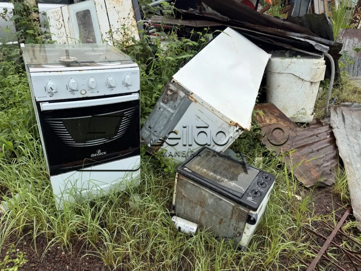 LOTE 012 - SUCATAS DIVERSAS (ELETRÔNICOS, FERROS, MOBILIÁRIOS, MATERIAS MÉDICO-HOSPITALAR, JANELAS, PORTAS)