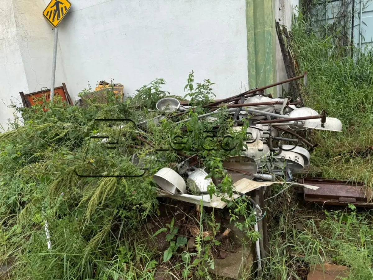 LOTE 012 - SUCATAS DIVERSAS (ELETRÔNICOS, FERROS, MOBILIÁRIOS, MATERIAS MÉDICO-HOSPITALAR, JANELAS, PORTAS)