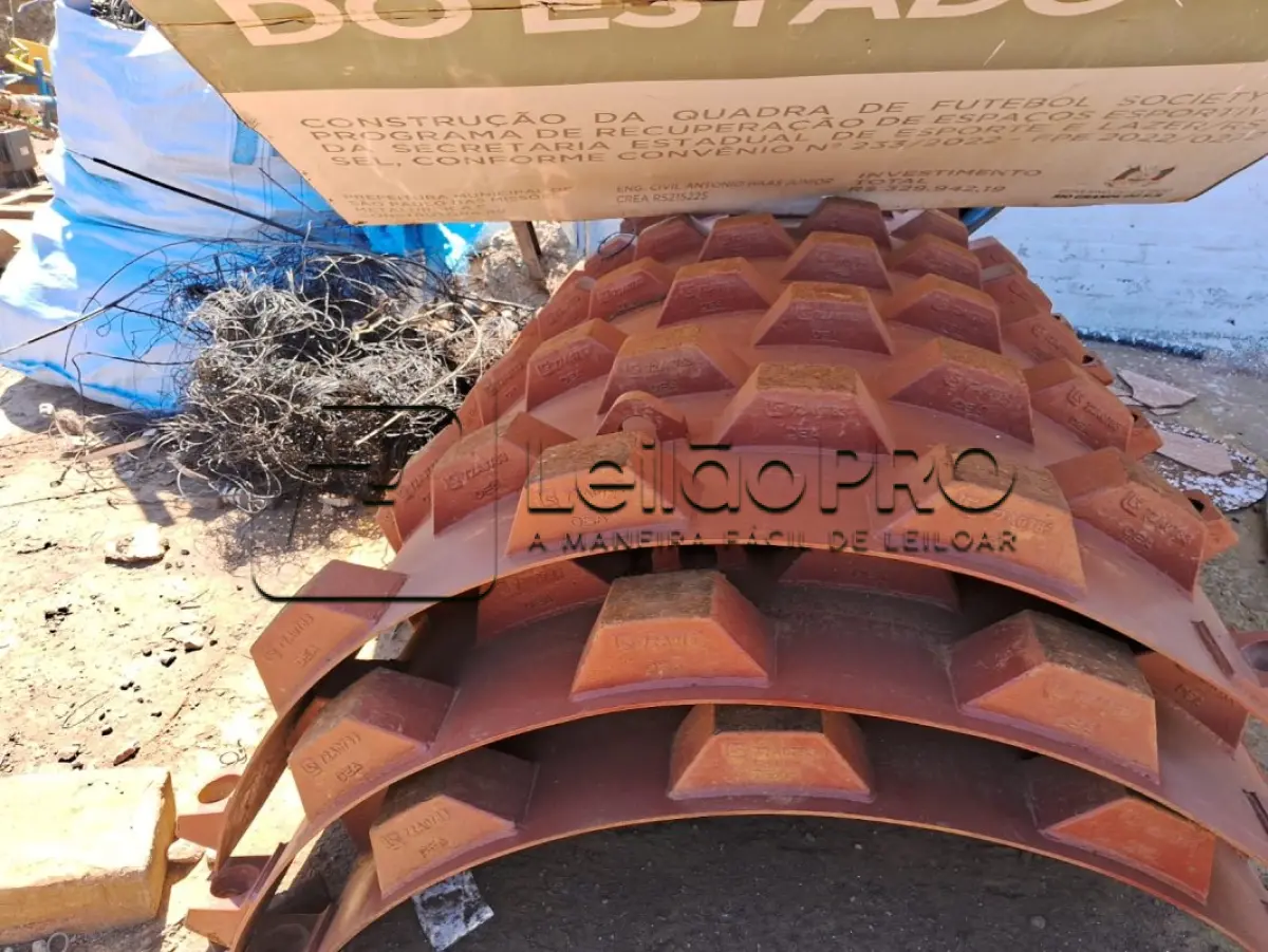 LOTE 006 - Pé de carneiro, acessório de rolo compactador em condições de uso.
