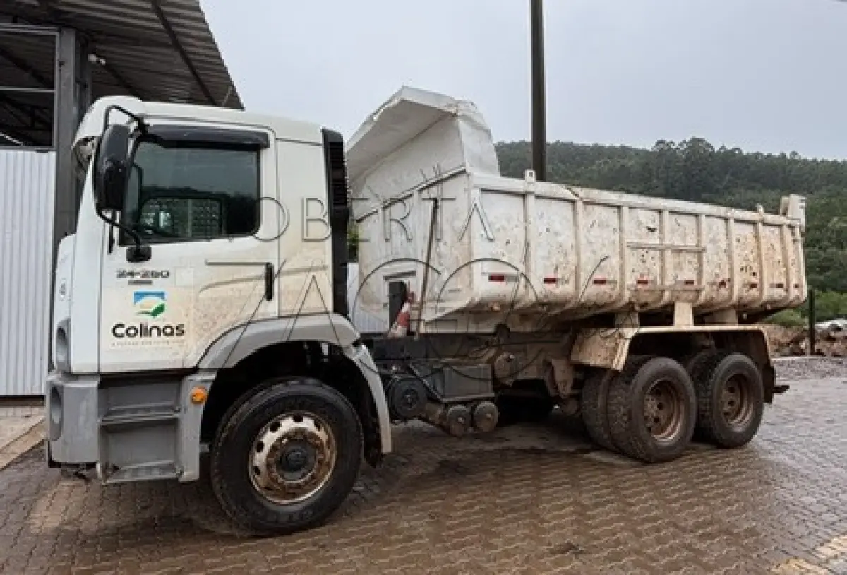 LOTE 018 - CAMINHÃO VOLKSWAGEN CONSTELLATION 24.520 BASCULANTE   – Ano/Fab: 2009/2010
