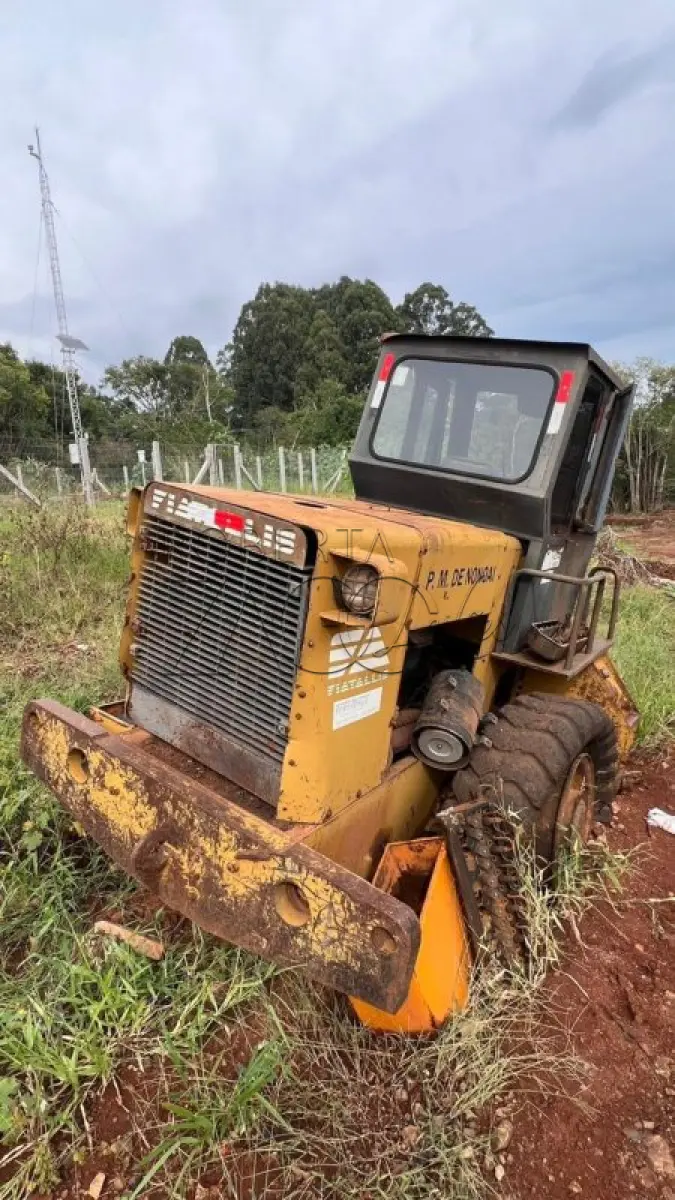 LOTE 005 - Fiatallis - Modelo FR12 HD - Ano/Modelo: 1988/1988 - Combustível: Diesel.