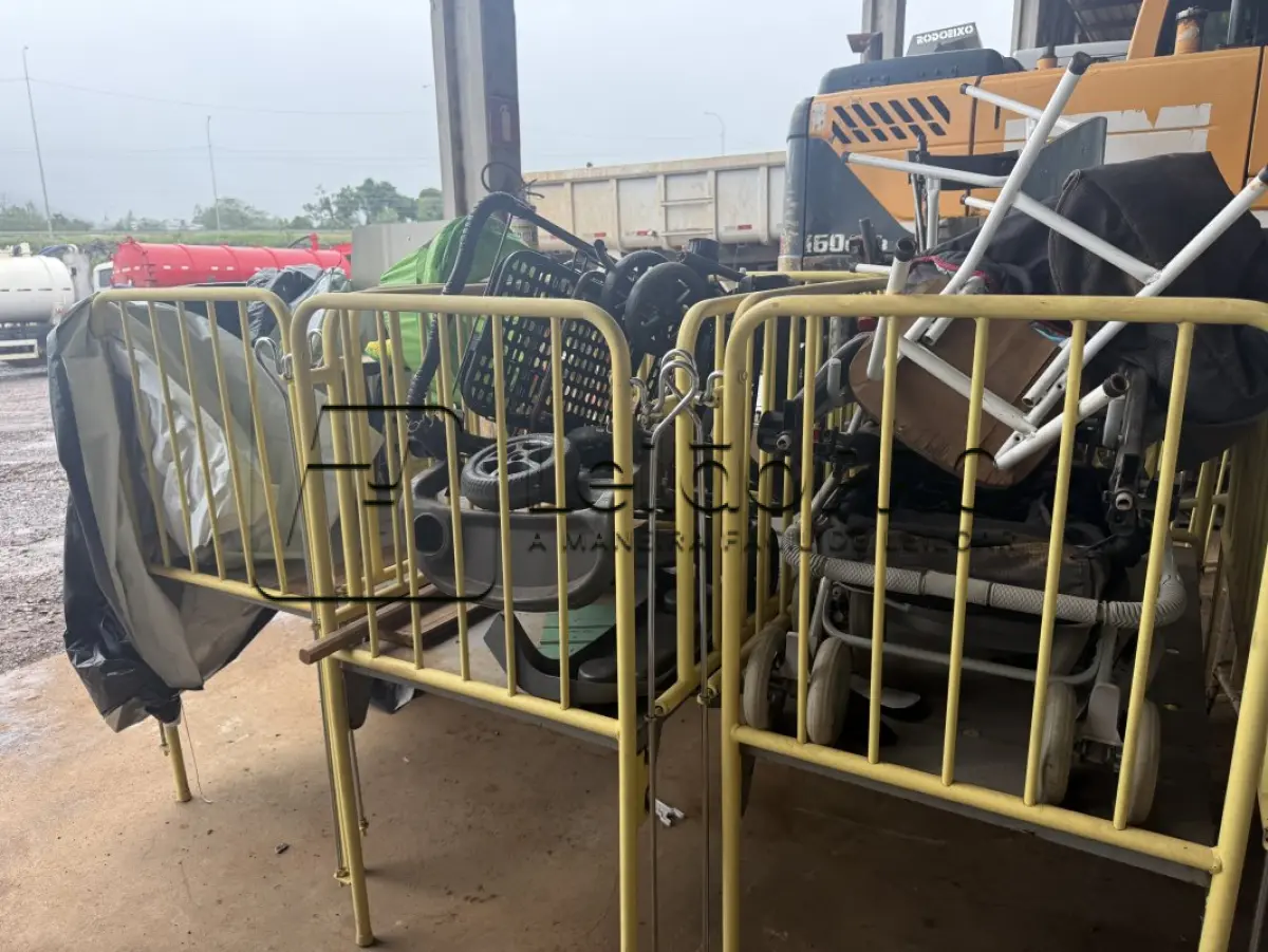 LOTE 012 - SUCATAS DIVERSAS (ELETRÔNICOS, FERROS, MOBILIÁRIOS, MATERIAS MÉDICO-HOSPITALAR, JANELAS, PORTAS)