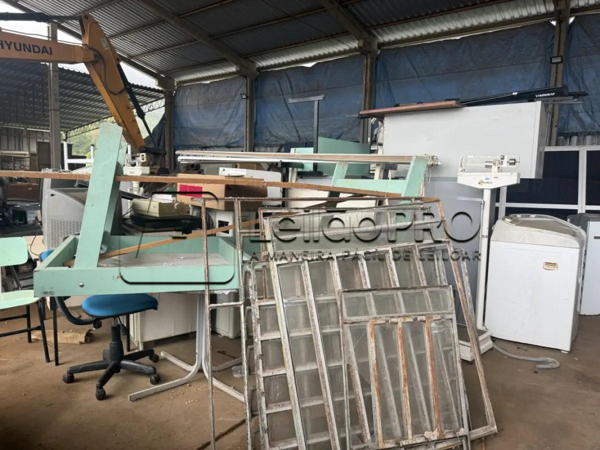 LOTE 012 - SUCATAS DIVERSAS (ELETRÔNICOS, FERROS, MOBILIÁRIOS, MATERIAS MÉDICO-HOSPITALAR, JANELAS, PORTAS)