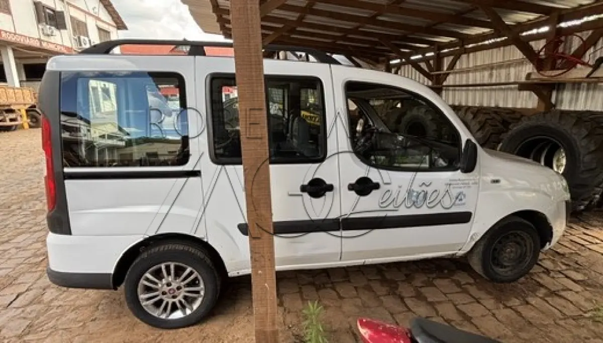 LOTE 001 - AUTOMÓVEL FIAT DOBLO ESSENCE 1.8  –  Ano/Fab: 2014/2014