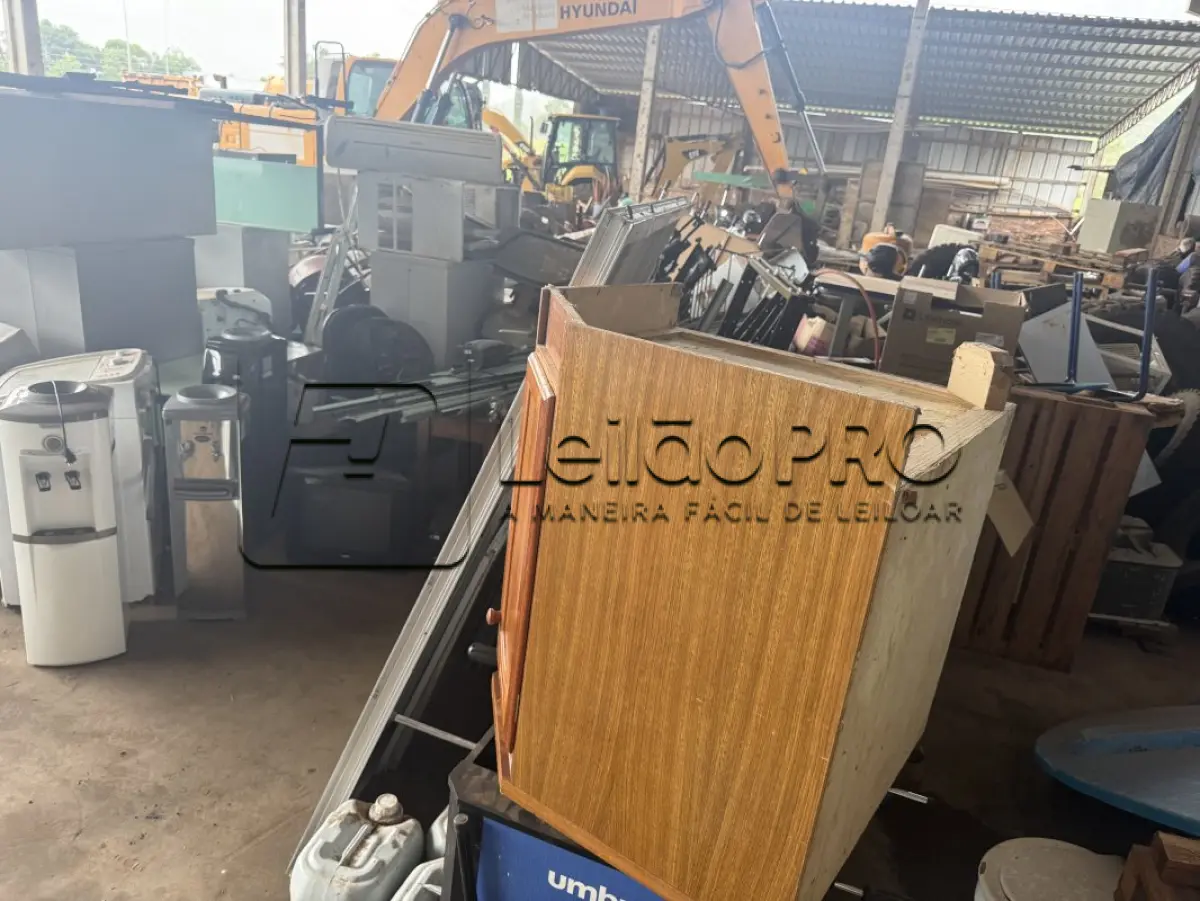 LOTE 012 - SUCATAS DIVERSAS (ELETRÔNICOS, FERROS, MOBILIÁRIOS, MATERIAS MÉDICO-HOSPITALAR, JANELAS, PORTAS)