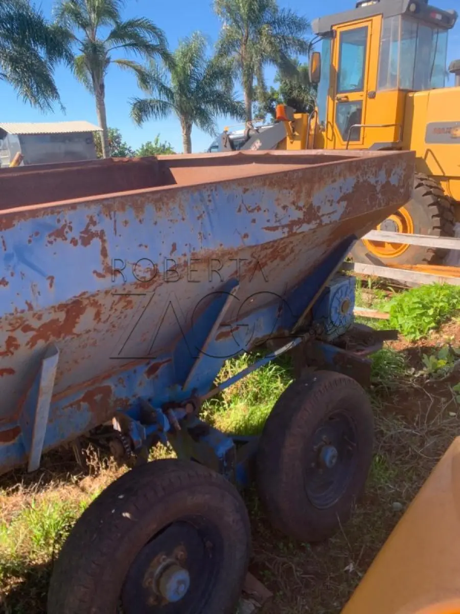 LOTE 005 - Distribuidor de calcário/fertilizantes, cor azul, marca/mod. IAC/6000kg, Chassi 2124