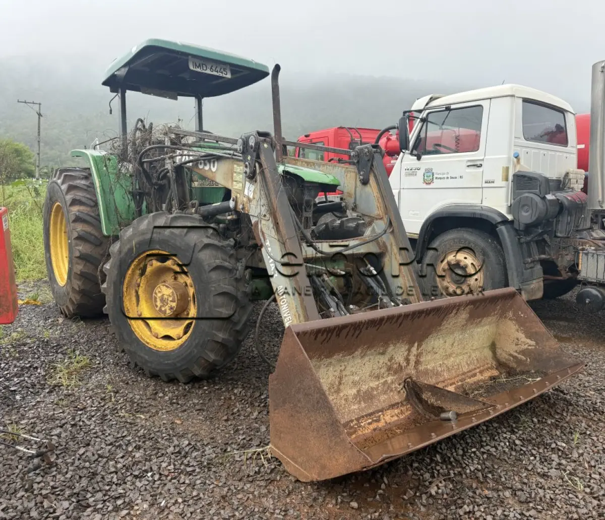 LOTE 005 - TRATOR DE RODAS, M.A./SLC JOHN DEERE TRAÇAO, 4X4, ANO 2004/2004, COM CONCHA FRONTAL.