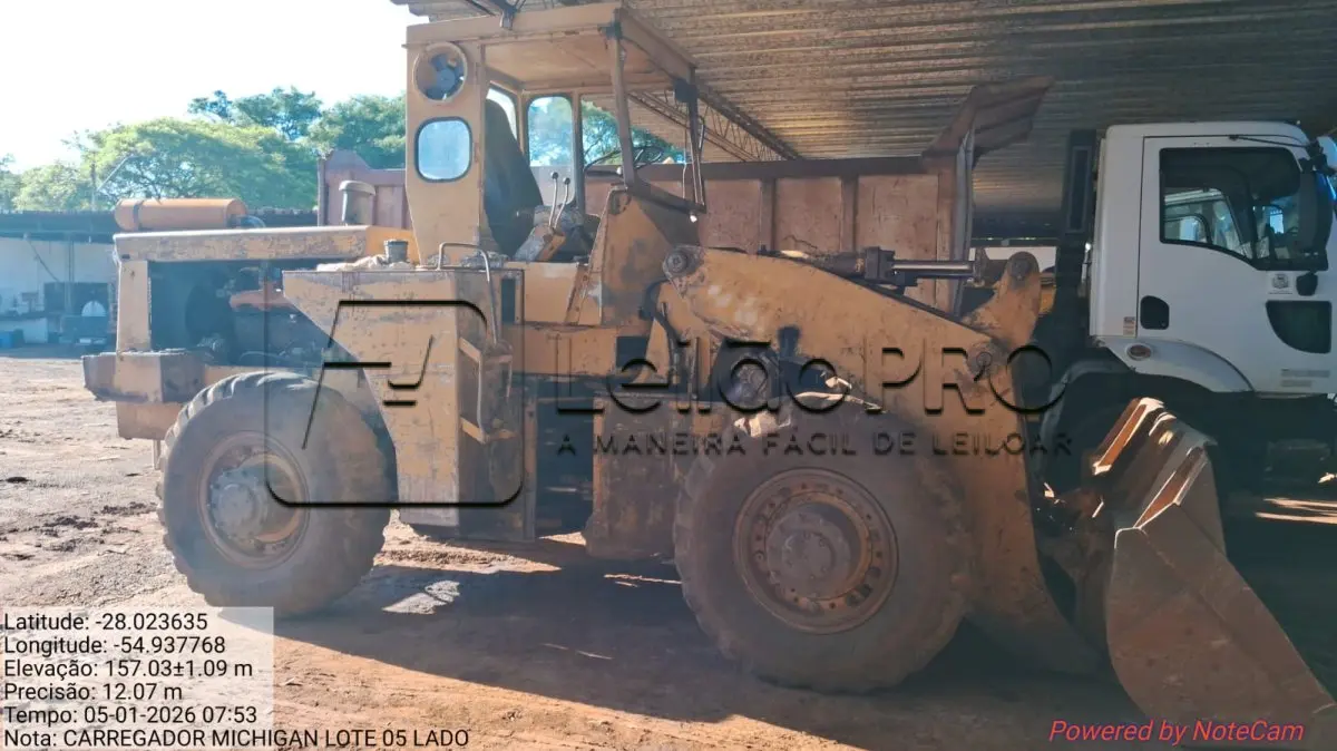 LOTE 003 - Máquina pesada Pá-carregadeira Michegan 55, sem ano identificado.