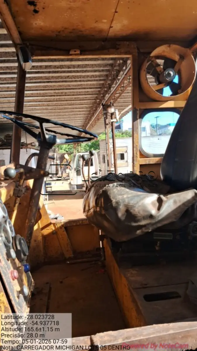 LOTE 003 - Máquina pesada Pá-carregadeira Michegan 55, sem ano identificado.