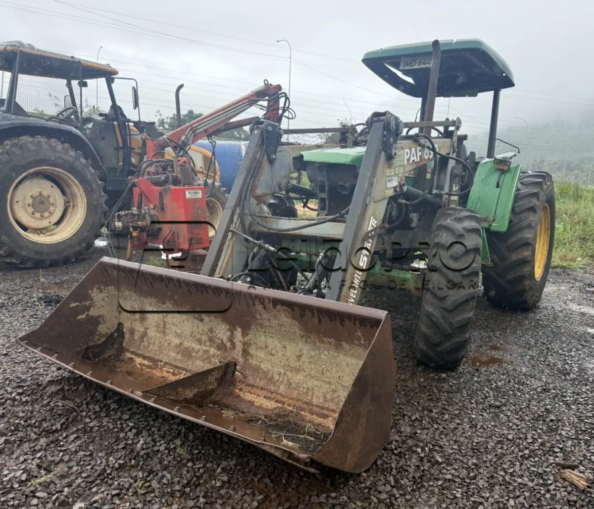 LOTE 005 - TRATOR DE RODAS, M.A./SLC JOHN DEERE TRAÇAO, 4X4, ANO 2004/2004, COM CONCHA FRONTAL.