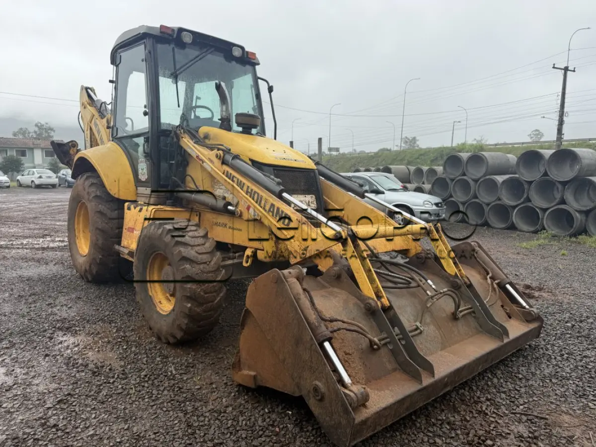 LOTE 003 - RETROESCAVADEIRA MR/NEWHOLLAND TLB B95B1, CABINE FECHADA, ANO 2017/2017.