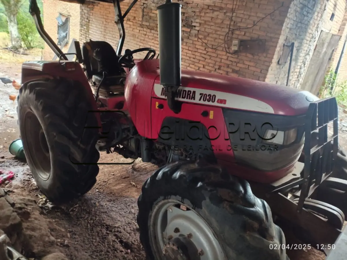 LOTE 001 - TRATOR MAHINDRA,  ANO 2014, MODELO TRATOR DE PNEUS TRACADO 8000 4WD