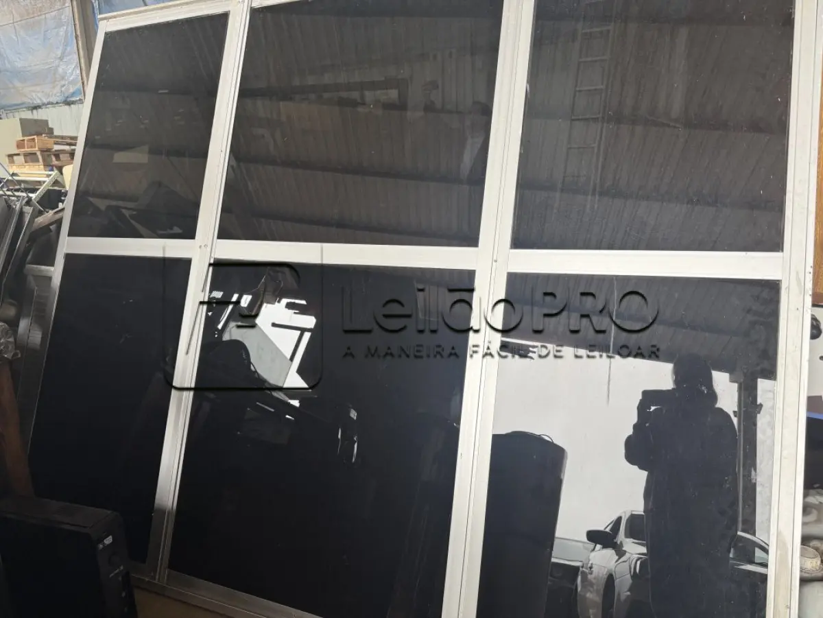 LOTE 012 - SUCATAS DIVERSAS (ELETRÔNICOS, FERROS, MOBILIÁRIOS, MATERIAS MÉDICO-HOSPITALAR, JANELAS, PORTAS)