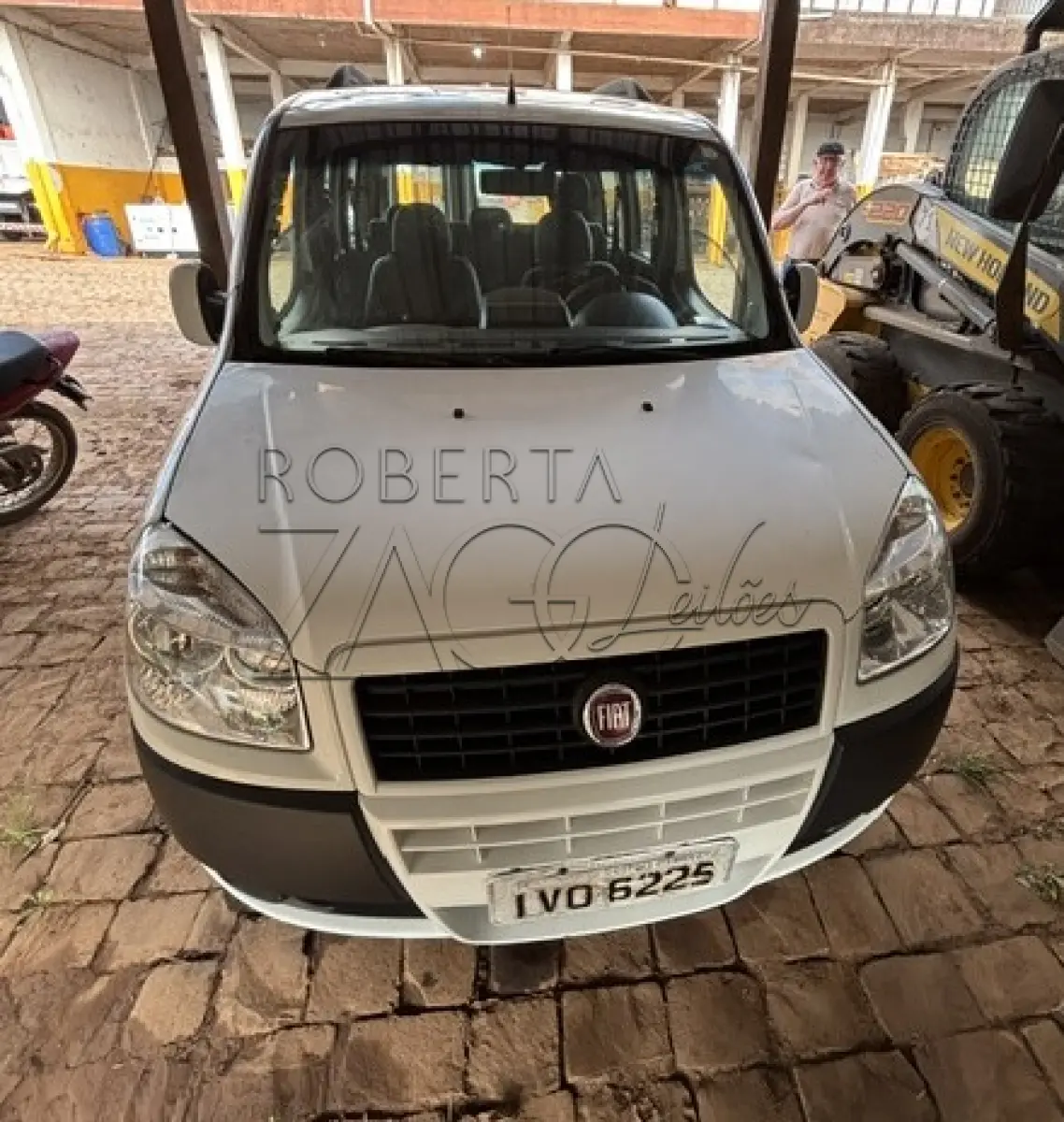 LOTE 001 - AUTOMÓVEL FIAT DOBLO ESSENCE 1.8  –  Ano/Fab: 2014/2014