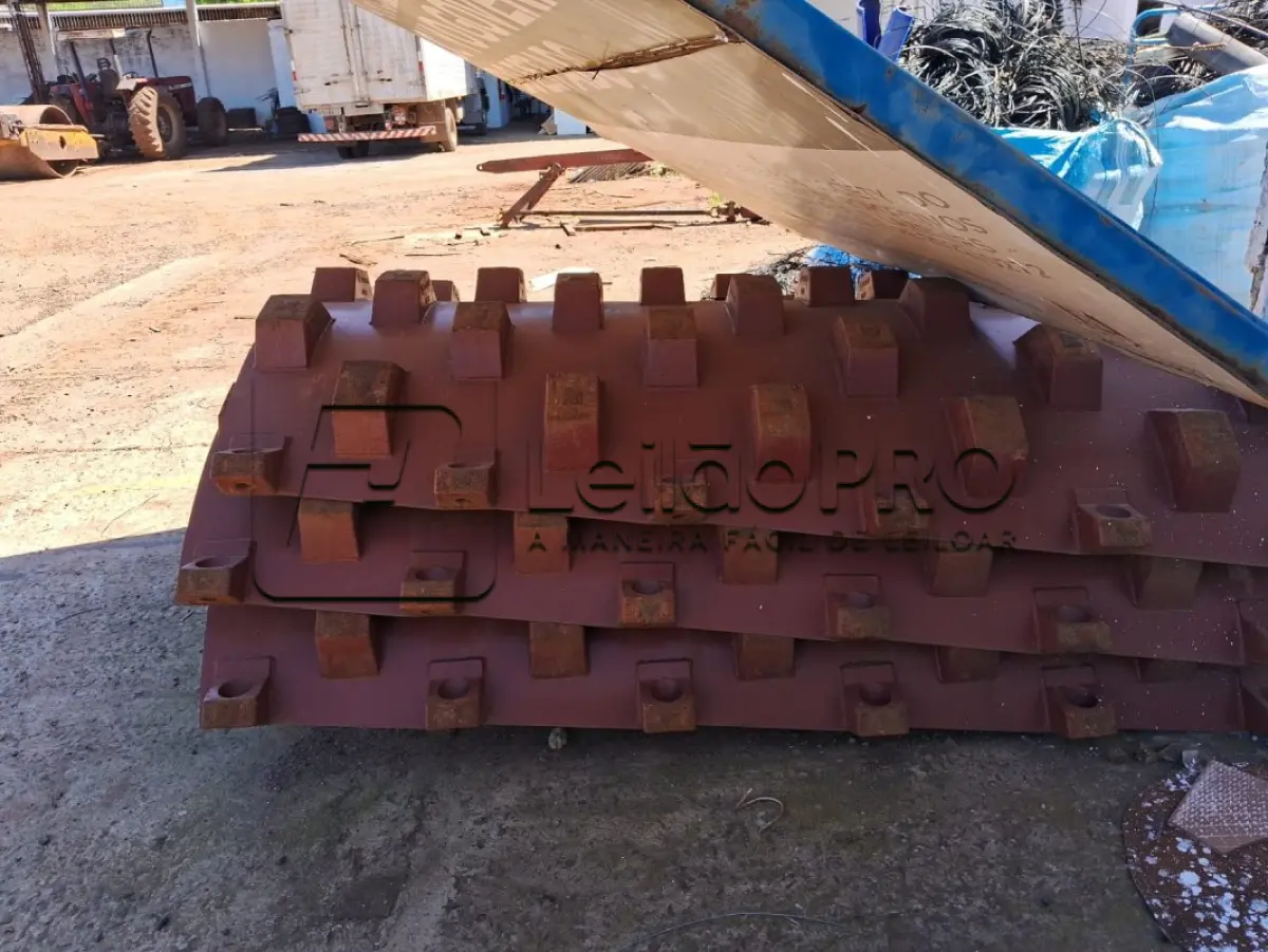 LOTE 006 - Pé de carneiro, acessório de rolo compactador em condições de uso.