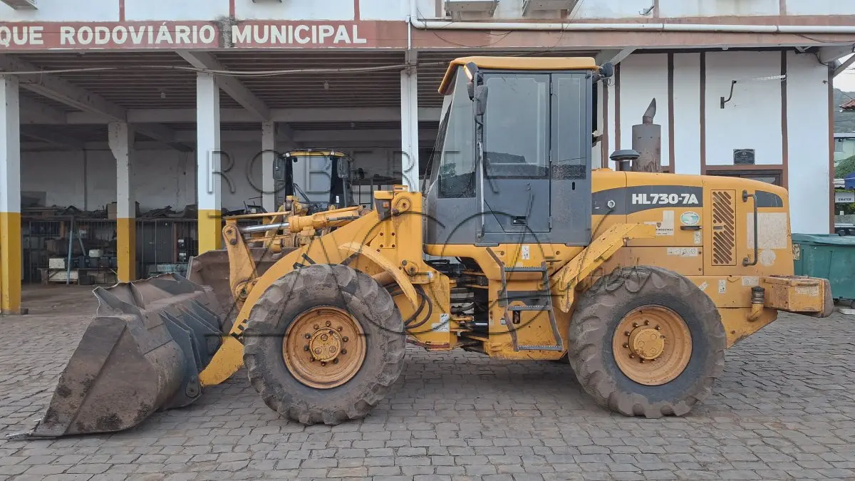 LOTE 007 - MÁQUINA CARREGADEIRA HYUNDAY HL30-7ª –  Ano/Fab: 2012/2013