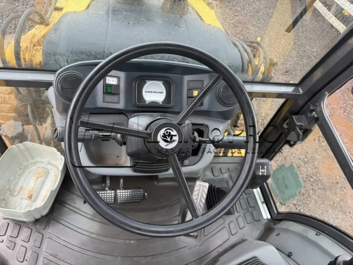 LOTE 003 - RETROESCAVADEIRA MR/NEWHOLLAND TLB B95B1, CABINE FECHADA, ANO 2017/2017.