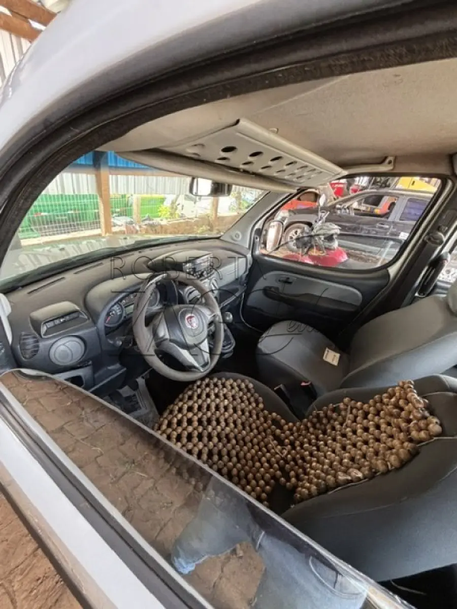 LOTE 001 - AUTOMÓVEL FIAT DOBLO ESSENCE 1.8  –  Ano/Fab: 2014/2014