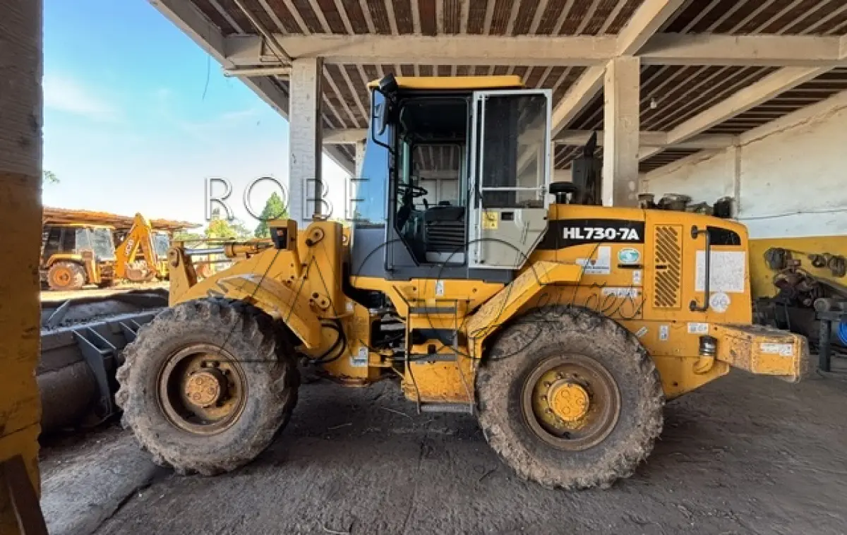LOTE 007 - MÁQUINA CARREGADEIRA HYUNDAY HL30-7ª –  Ano/Fab: 2012/2013
