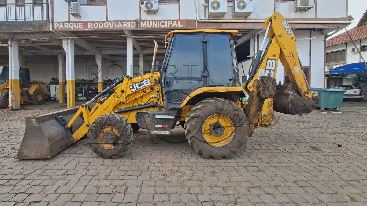 LOTE 019 - RETROESCAVADEIRA DE RODAS JCB 3CXB14CM2CM  – Placa: JAA5J56 – Ano/Fab: 2020