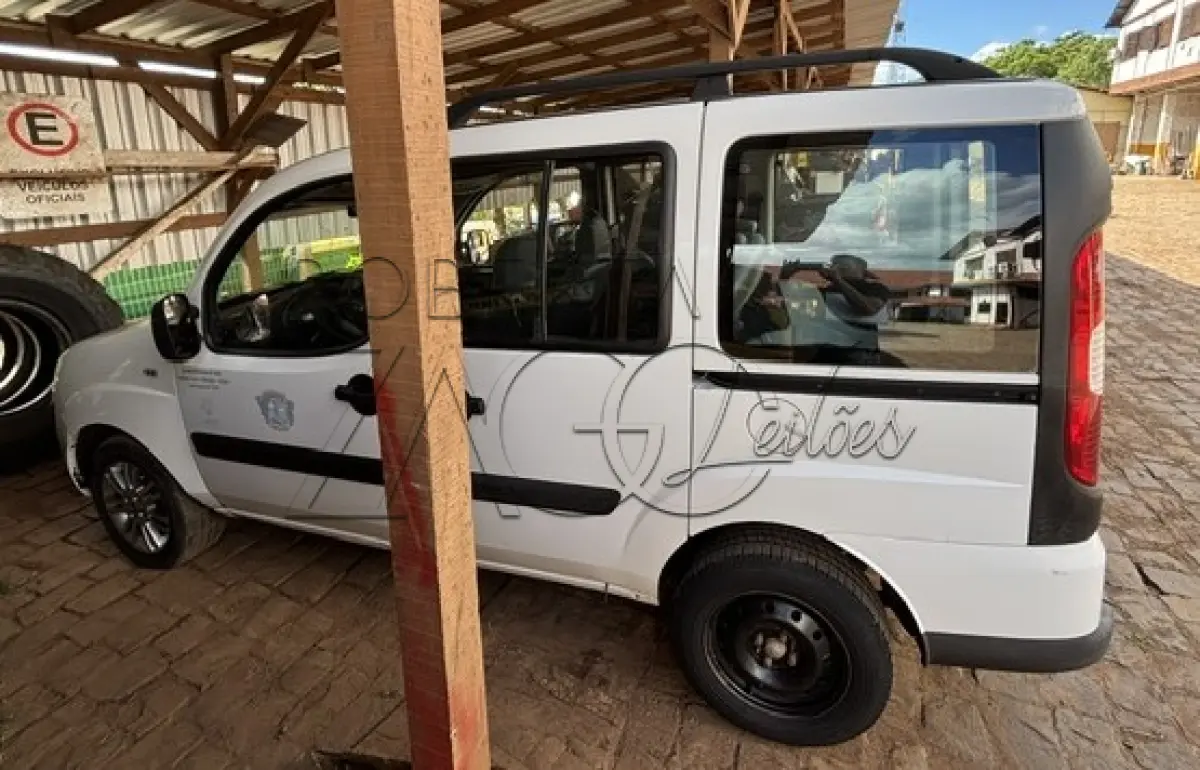 LOTE 001 - AUTOMÓVEL FIAT DOBLO ESSENCE 1.8  –  Ano/Fab: 2014/2014