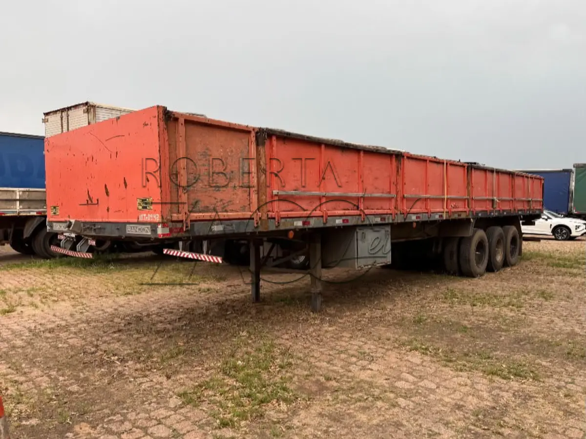 LOTE 013 - Uma carreta reboque Randon SR GR TR, ano/modelo 1992, placas IFT0942, com pneus.