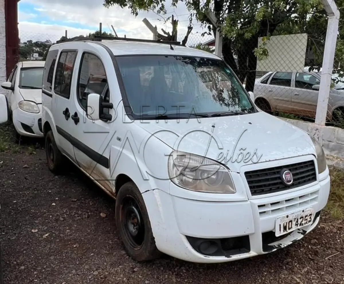 LOTE 007 - Fiat Doblo Essence - Ano/Modelo: 2014/2015, 07 Passageiros. Branca