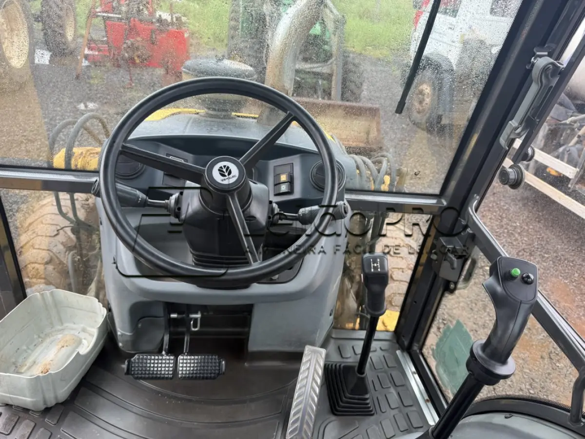 LOTE 003 - RETROESCAVADEIRA MR/NEWHOLLAND TLB B95B1, CABINE FECHADA, ANO 2017/2017.