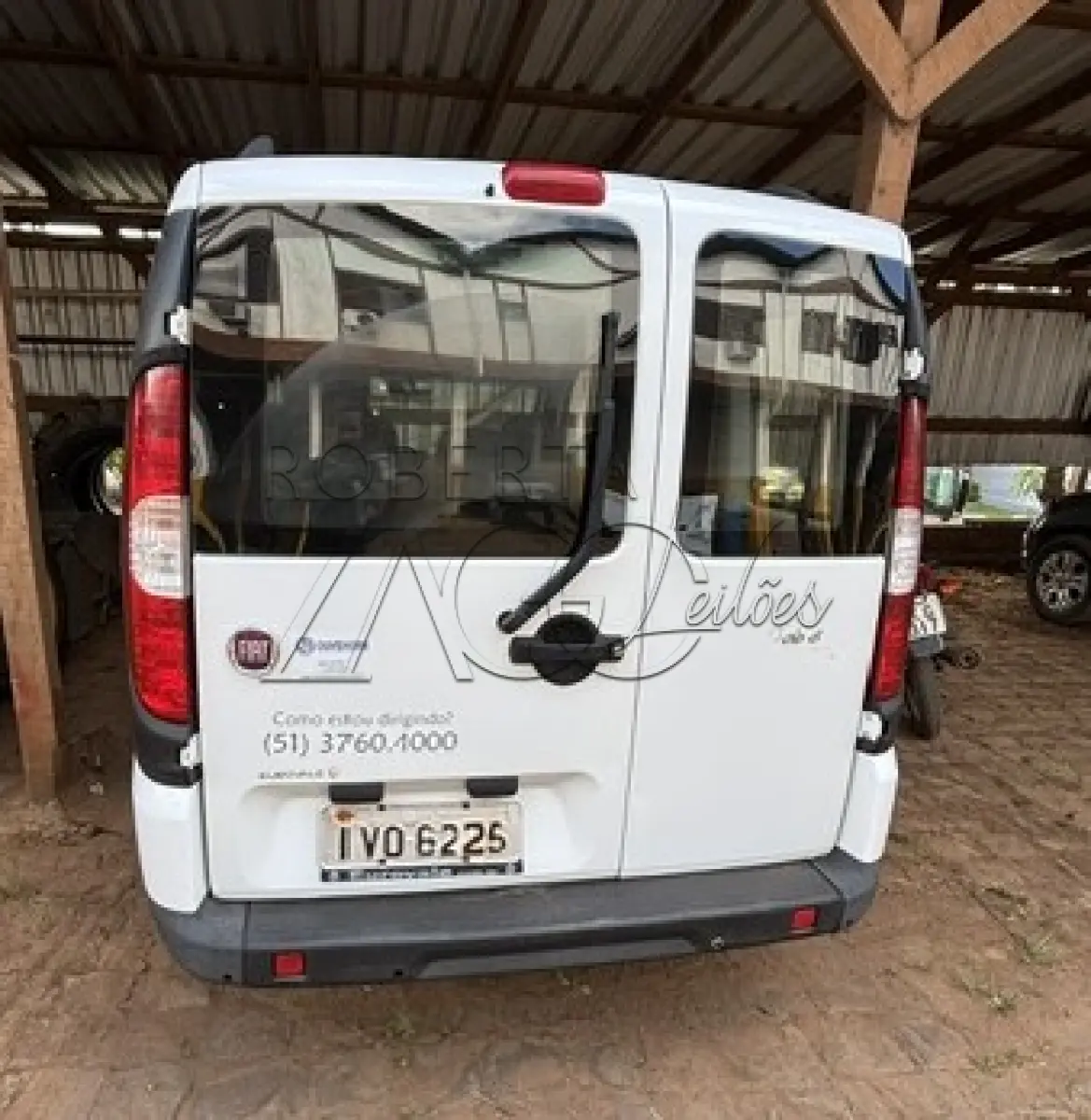 LOTE 001 - AUTOMÓVEL FIAT DOBLO ESSENCE 1.8  –  Ano/Fab: 2014/2014