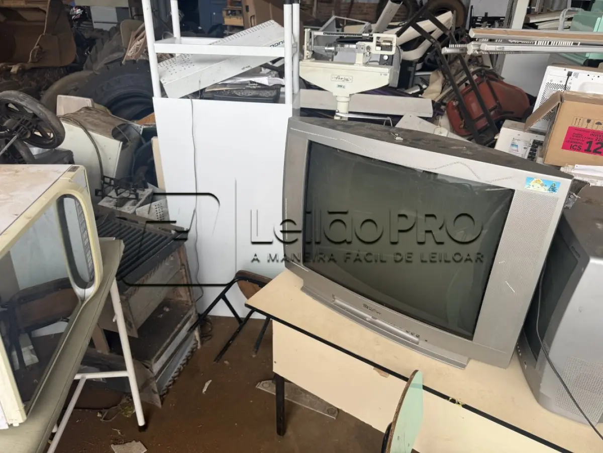 LOTE 012 - SUCATAS DIVERSAS (ELETRÔNICOS, FERROS, MOBILIÁRIOS, MATERIAS MÉDICO-HOSPITALAR, JANELAS, PORTAS)