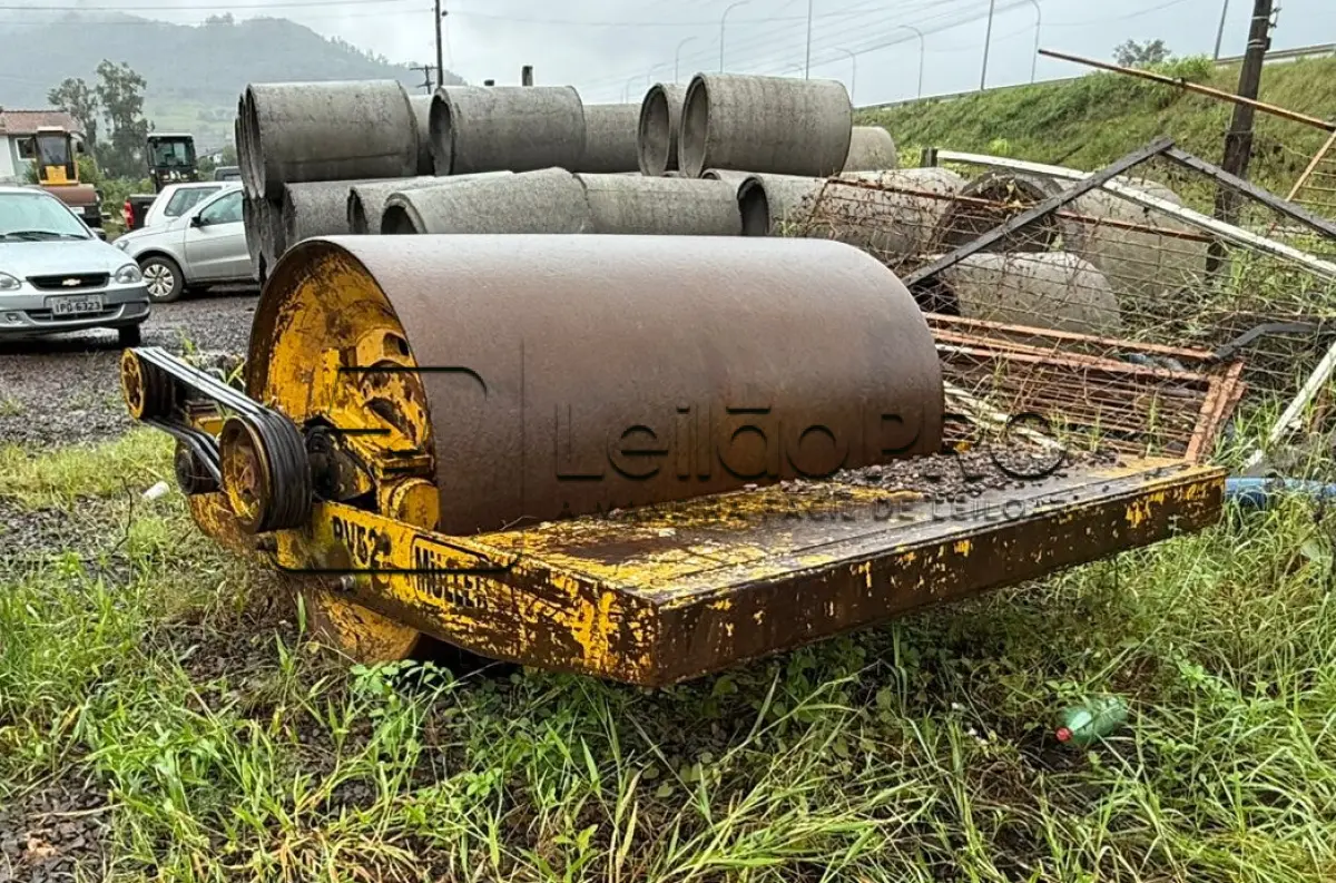 LOTE 006 - ROLO COMPACTADOR MULLER RV-52, ANO 2002/2002.