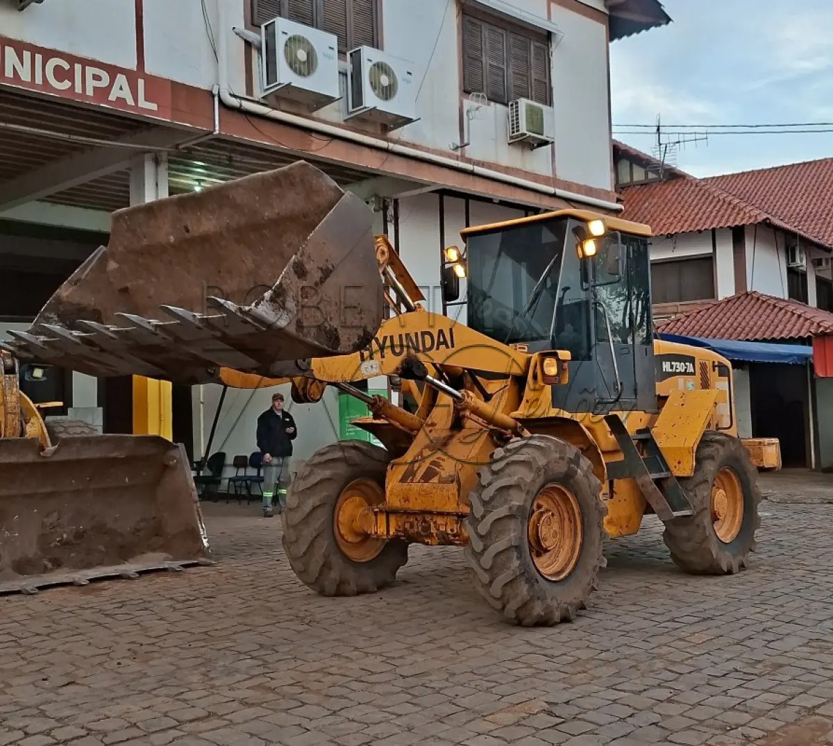 LOTE 007 - MÁQUINA CARREGADEIRA HYUNDAY HL30-7ª –  Ano/Fab: 2012/2013