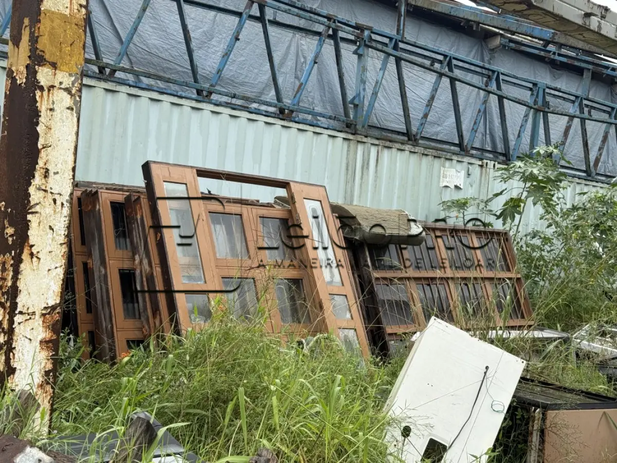 LOTE 012 - SUCATAS DIVERSAS (ELETRÔNICOS, FERROS, MOBILIÁRIOS, MATERIAS MÉDICO-HOSPITALAR, JANELAS, PORTAS)