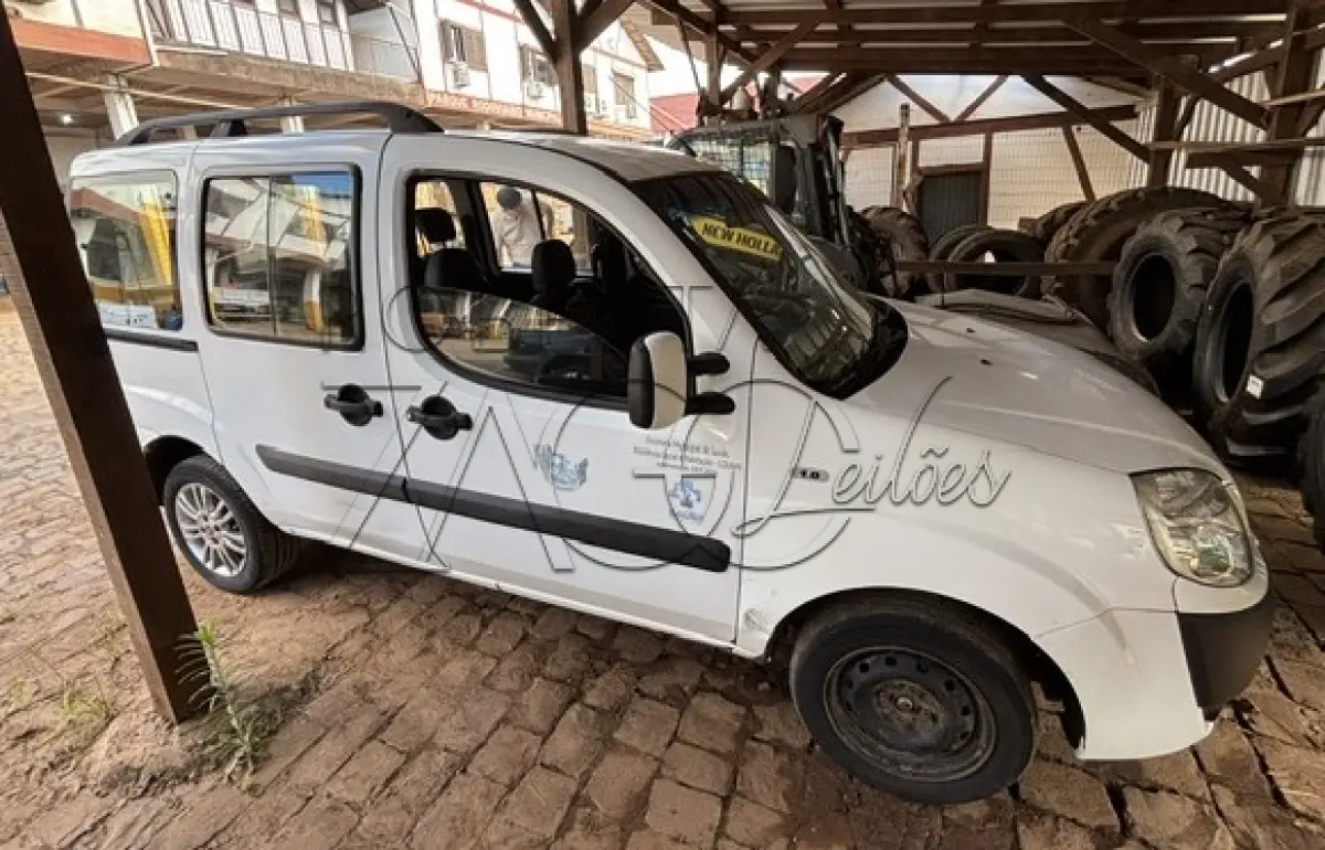 LOTE 001 - AUTOMÓVEL FIAT DOBLO ESSENCE 1.8  –  Ano/Fab: 2014/2014