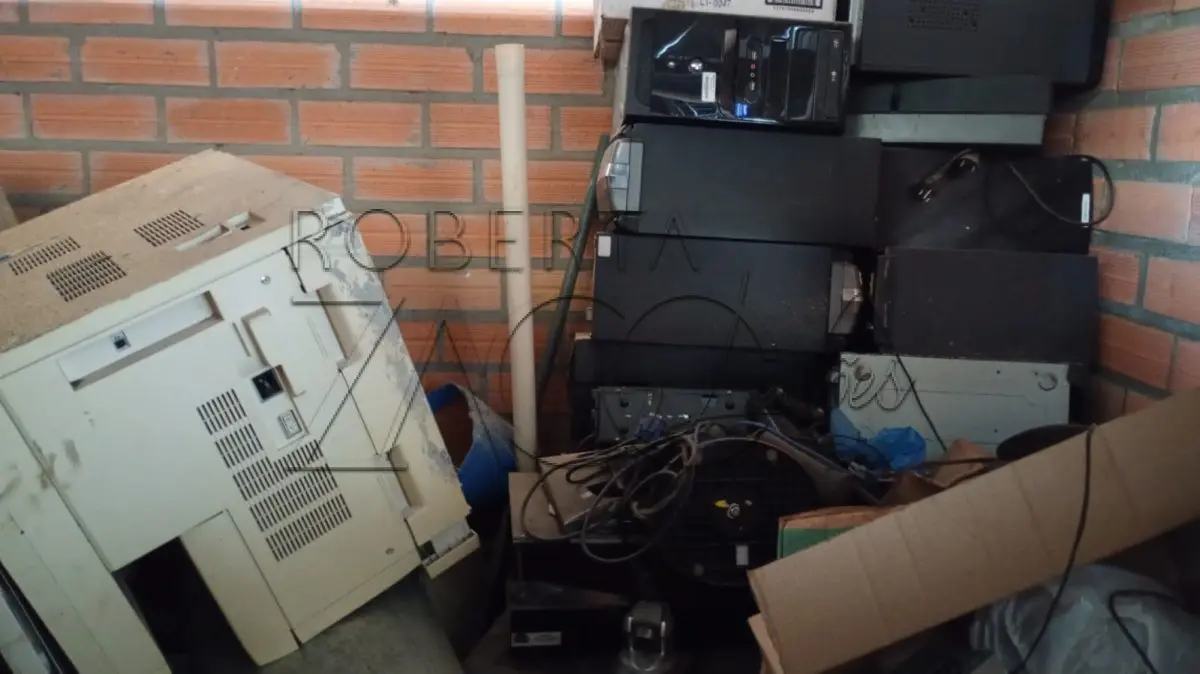 LOTE 011 - Sucatas – equipamentos de informatica, eletrônicos, móveis.