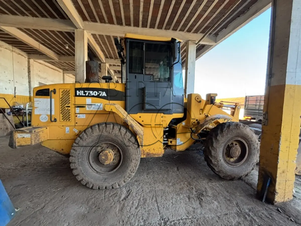 LOTE 007 - MÁQUINA CARREGADEIRA HYUNDAY HL30-7ª –  Ano/Fab: 2012/2013