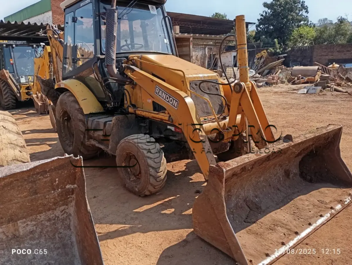 LOTE 002 - Máquina pesada Retroescavadeira Randon 4x4 RD 406 Nº 01 GABINADA ANO 2015.