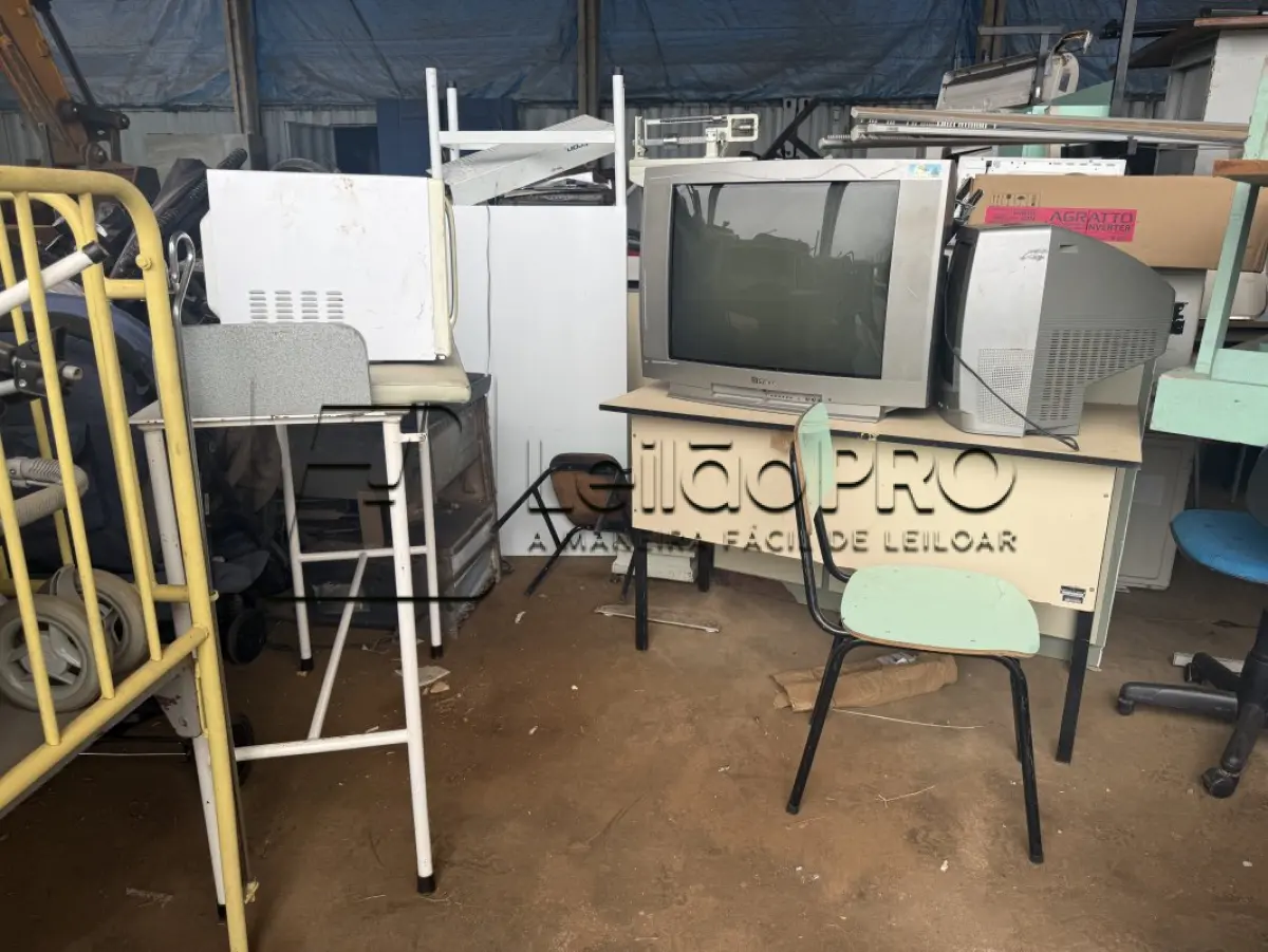 LOTE 012 - SUCATAS DIVERSAS (ELETRÔNICOS, FERROS, MOBILIÁRIOS, MATERIAS MÉDICO-HOSPITALAR, JANELAS, PORTAS)